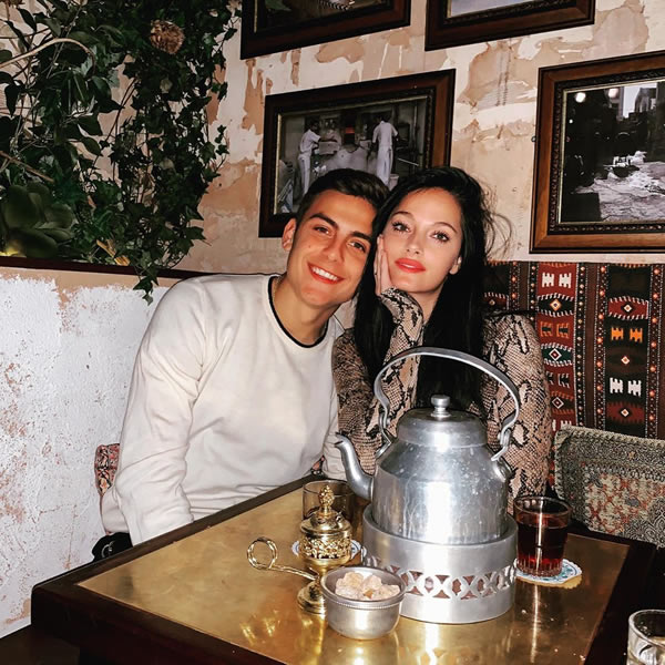 Paulo Dybala tuvo una cena romántica con su novia; además, se dieron tiempo para interpretar algunas canciones.