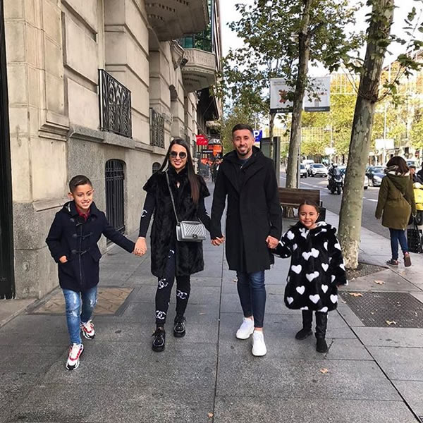Héctor Herrera tuvo un pase por las calles de Madrid al lado de su familia.