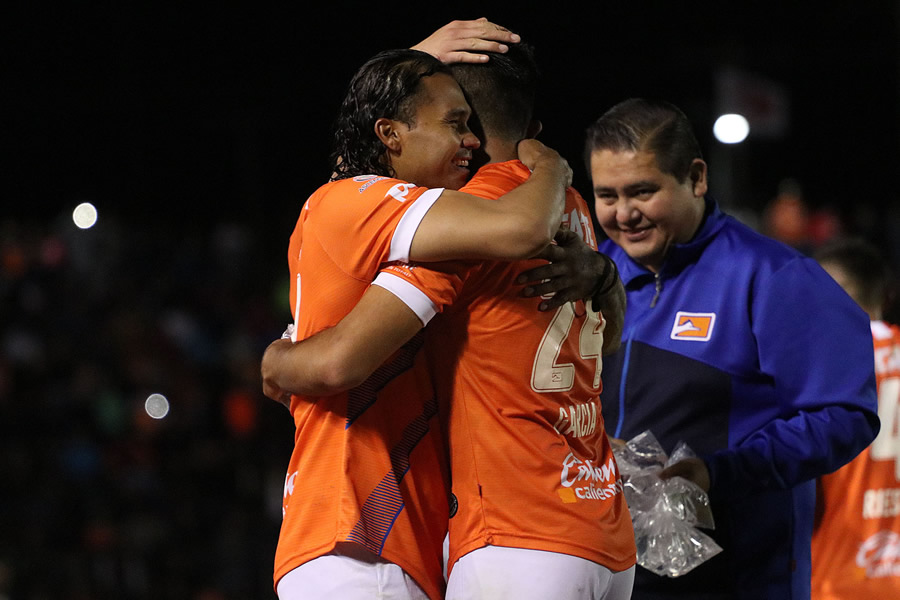 Gullit Peña celebra con el anotador José García. (Foto: Imago7)