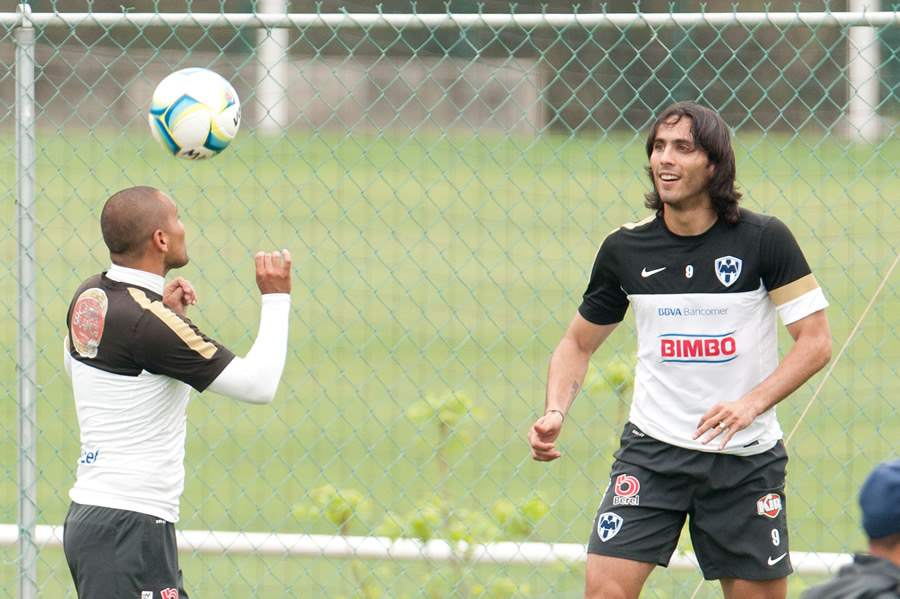Humberto Suazo y Aldo de Nigris en Rayados. (Foto: Mexsport)
