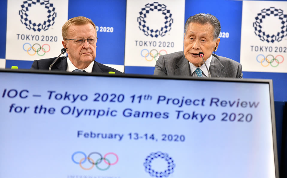 John Coates (I), presidente del comité de coordinación del COI y el presidente de los juegos, Yoshiro Mori (D), en el anuncio. Foto: AFP