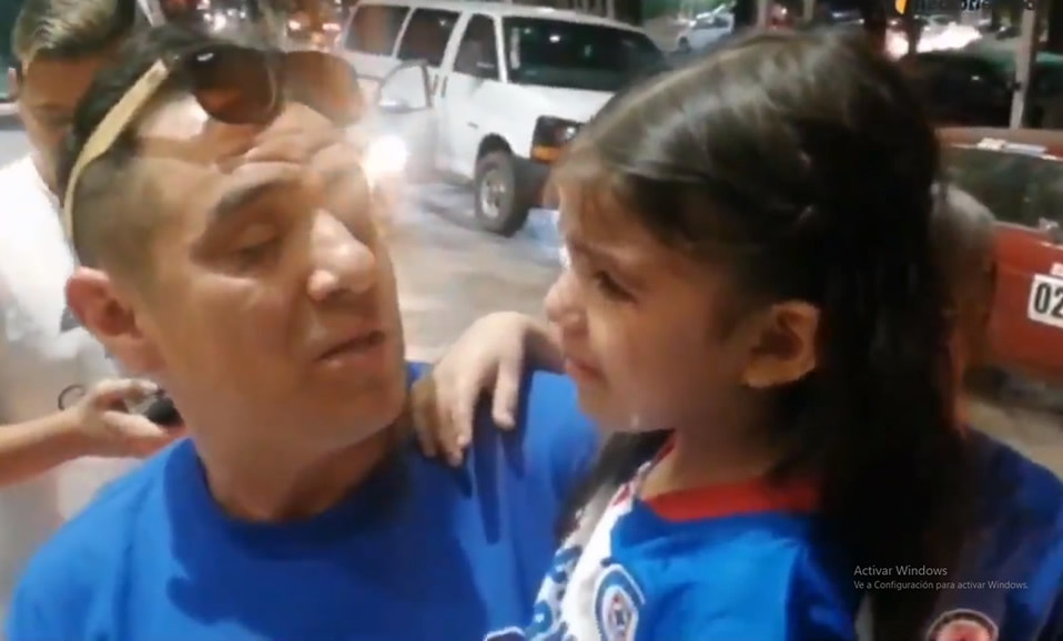 La menor no aguantó las lágrimas afuera del hotel de concentración de Cruz Azul