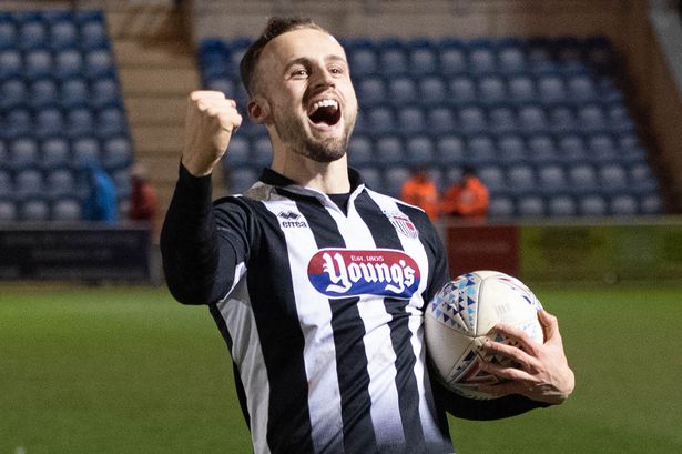 Charles Vernam ayudó a que su equipo, el Grimsby Town, ganara.
