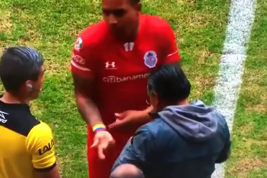 Felipe Pardo alegó con el cuarto árbitro, pero aún así tuvo que tapar su muñequera.