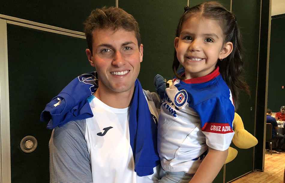 Santi le cumplió el sueño a Ivana, que la noche del viernes lloró por no poder conocerlo (FOTO: Twitter)