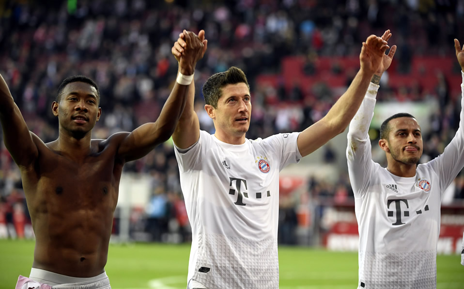 David Alaba, Robert Lewandowski Thiago Alcántara celebran el triunfo. (Foto: AFP)