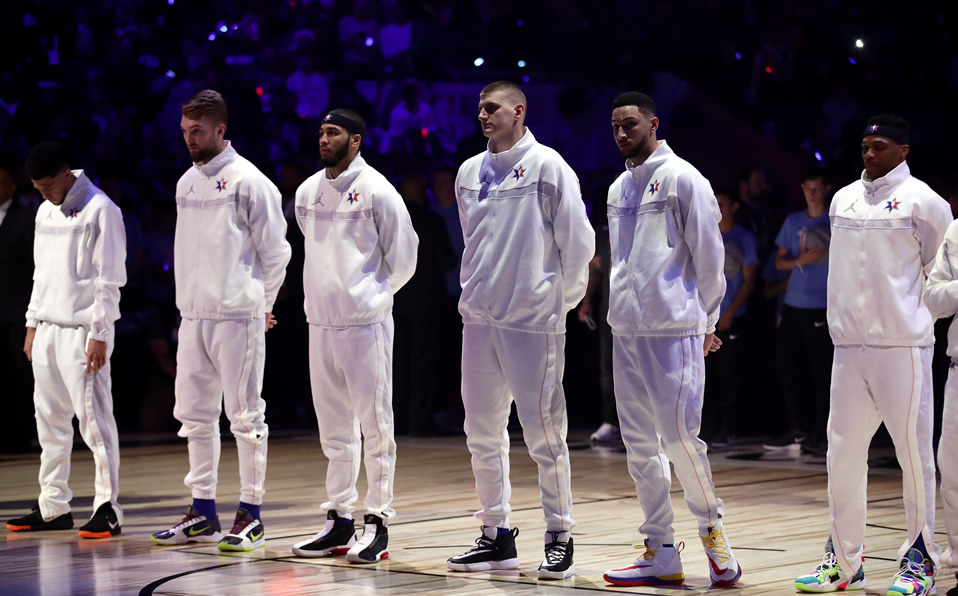 El equipo LeBron honró a Kobe Bryant previo al Juego de Estrellas de la NBA. (Foto: AFP)