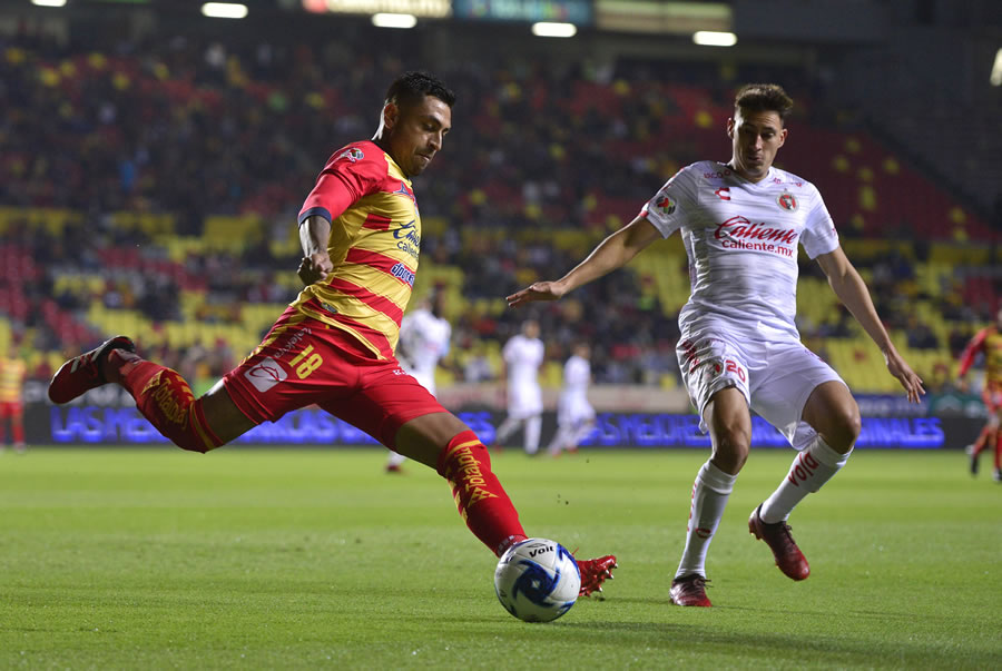 Gonzalo Jara y Mauro Laines, peleando por la posición del esférico. (Imago 7)