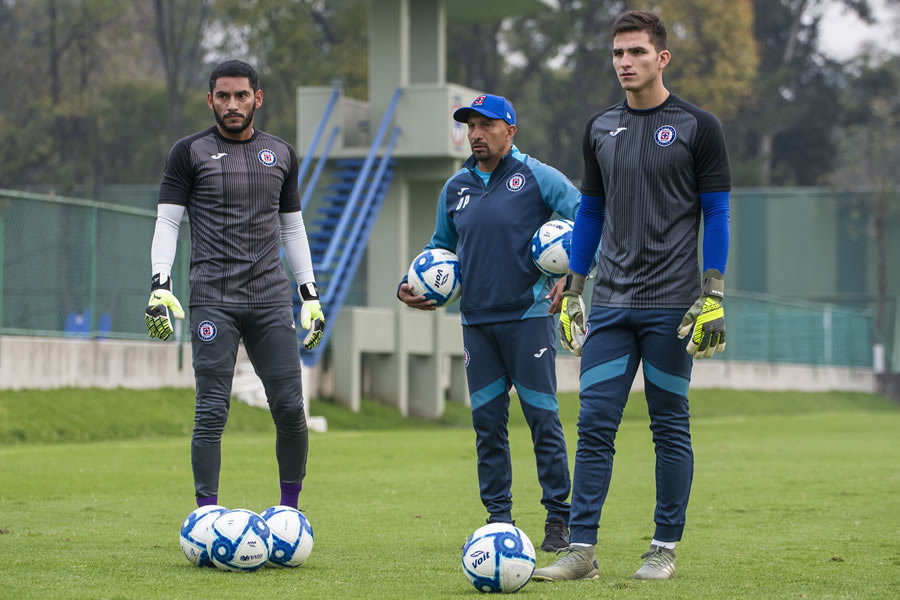 Jesús Corona y Sebastián Jurado en una práctica con Cruz Azul en La Noria. FOTO: Mexsport.