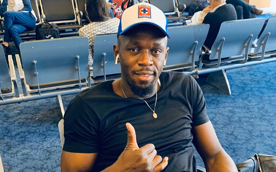 Bolt porta gorra de Cruz Azul. (@CruzAzulCD)