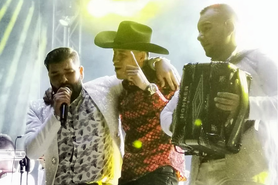Calderón cantó junto a La Inolvidable Banda Agua De La Llave.