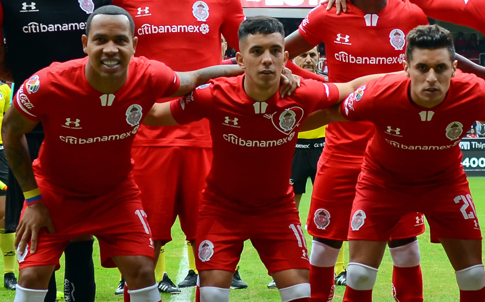 Felipe Pardo (izq). porta orgulloso una pulsera con los colores de su país. (Foto: Imago7)