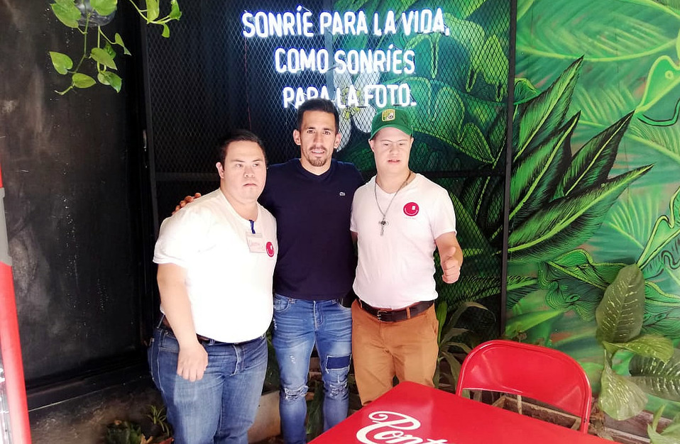 Fernando Navarro junto a sus trabajadores. (Foto: Mediotiempo)