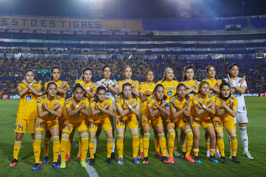 Las jugadoras de Tigres posaron haciendo una X con los brazos. (Foto: Mexsport)