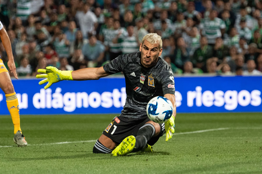 Nahuel Guzmán sacó su carácter. (Foto: Mexsport)