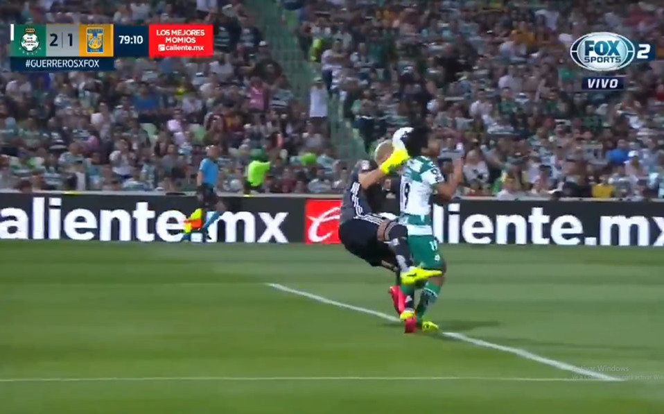 El Patón le soltó tremenda patada a Lalo Aguirre (FOTO: Fox Sports)