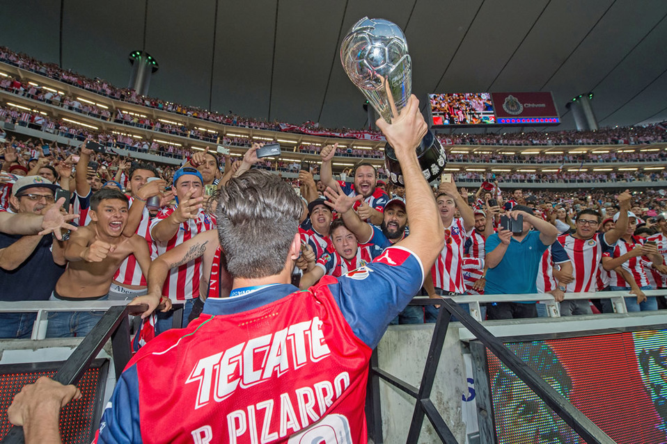 Tocó el cielo con Guadalajara tras ganar la Liga del 2017 ante Tigres (FOTOS: Mexsport, Imago7 e Instagram)
