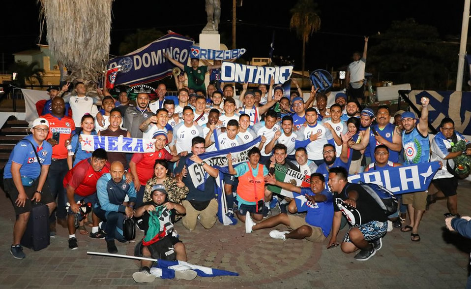 Afición de Cruz Azul lleva serenata al equipo en Jamaica (FOTO: Cruz Azul)