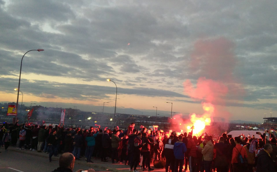 Así la espera de aficionados al camión de los colchoneros. (@Atletico_MD)