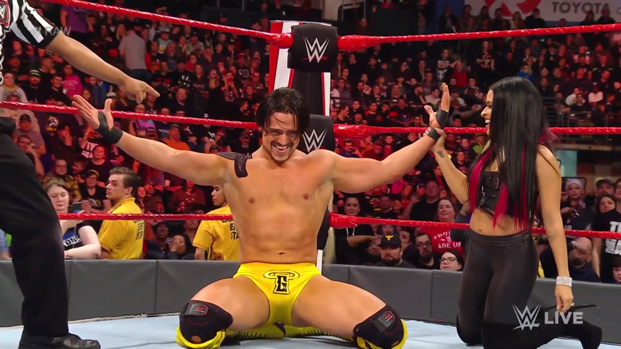 Garza utilizó el colmillo para llevarse la victoria. (Foto: WWE)