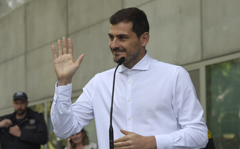 Iker Casillas dice adiós de manera oficial al futbol. Foto: AFP