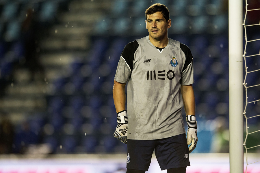 Iker Casillas jugó con el Porto en el Estadio Azul. (Foto: Mexsport)