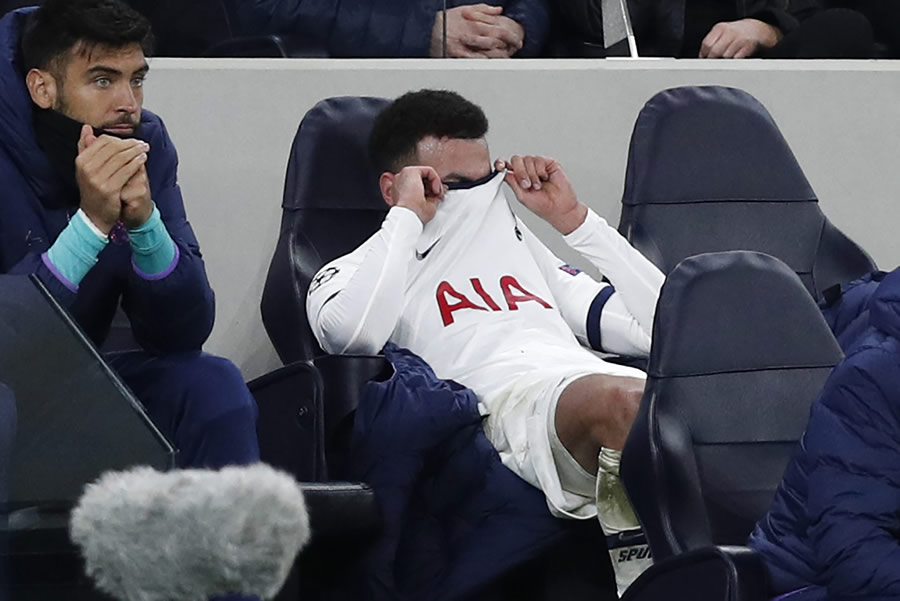 Dele Alli se mostró muy molesto por salir de cambio. (Foto: AFP)