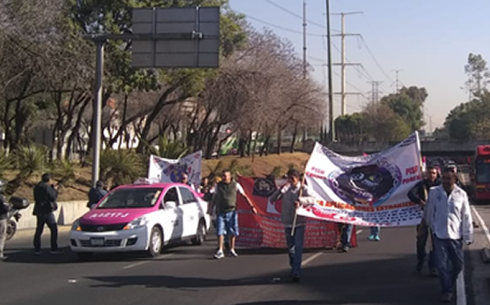 Taxistas protestan en al Ángel de la Independencia contra aplicaciones (Twitter @OVIALCDMX)