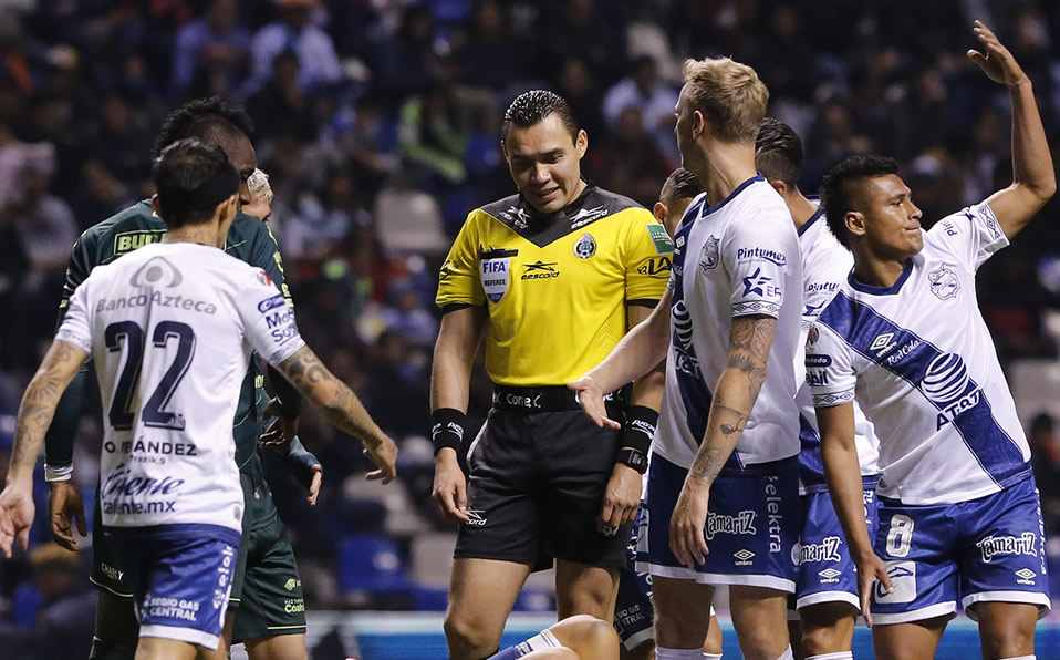 El mal arranque de la Franja se debe a un cúmulo de errores, entre ellas la fallas en el arbitraje. (Imago 7)