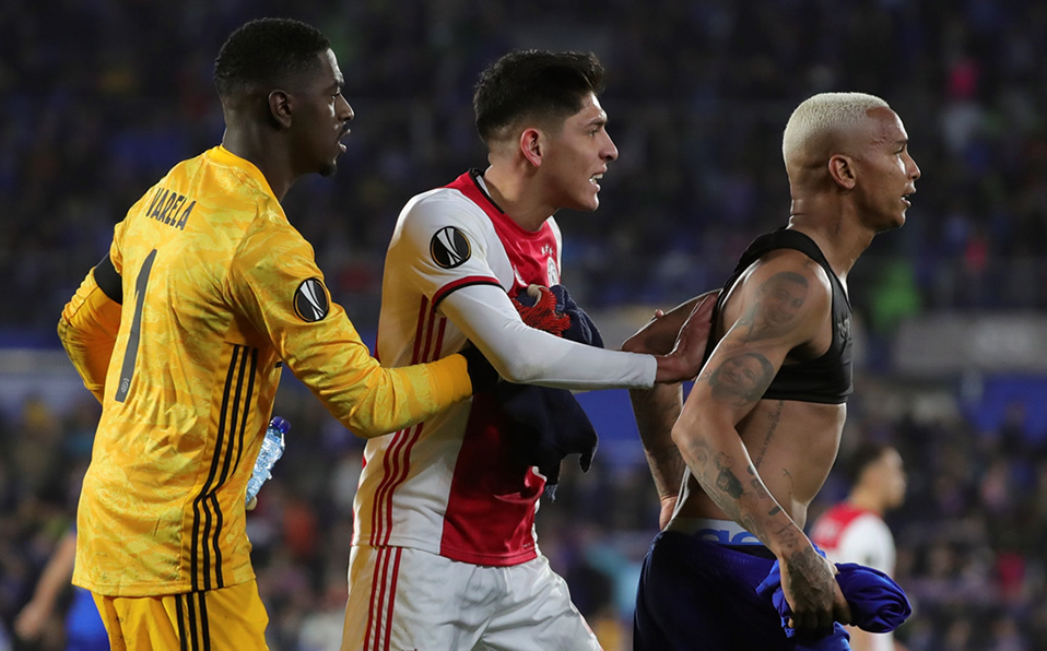 Edson Álvarez no pudo hacer nada en el gol (EFE)