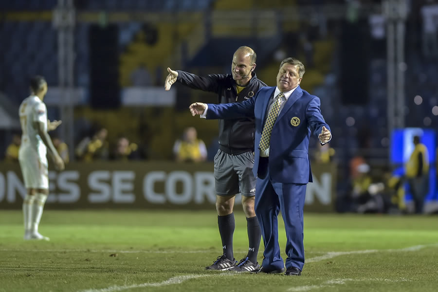 El Piojo Herrera se muestra inconforme con el trabajo arbitral en el duelo ante el Comunicaciones. FOTO: Mexsport.