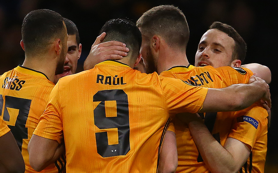 Raúl Jiménez asiste en el gol del Wolverhampton ante el Espanyol (AFP)