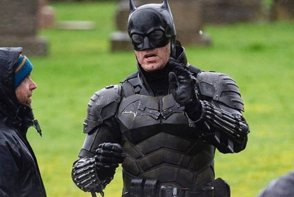 The Batman: Revelan nuevas fotos del traje que usará Robert  PattinsonMediotiempo