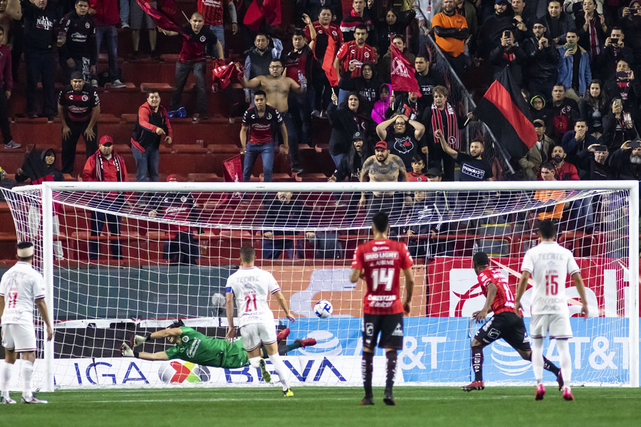 Angulo tiró a la derecha y estrelló el balón en el poste. (Foto: Imago7)