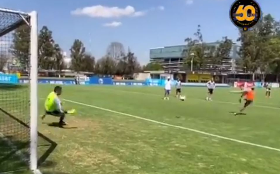 Gignac para un penal en la práctica y canta al ritmo de Banda (Captura)