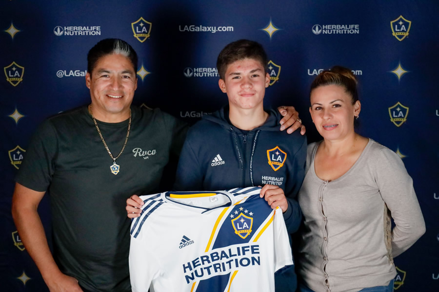 Jonathan Pérez fue presentado por el Galaxy. (Foto: @LAGalaxy)