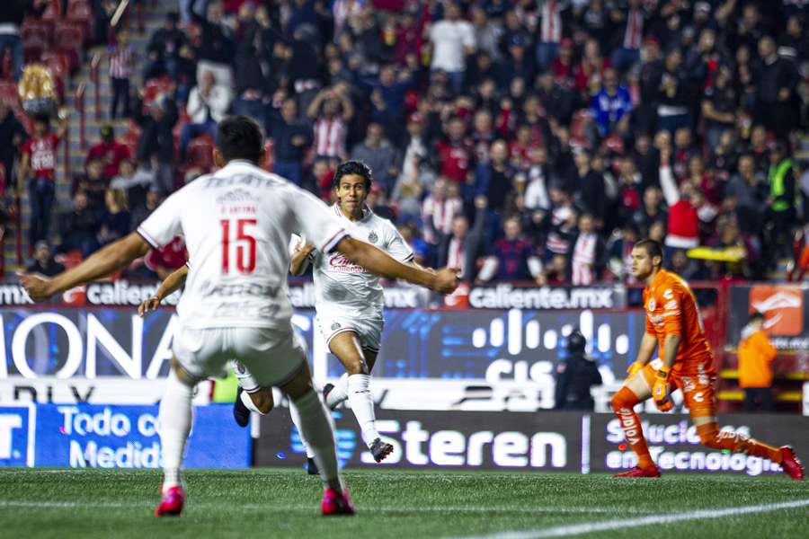 Macías corrió junto a Antuna para agradecer la asistencia. (Foto: Imago7)