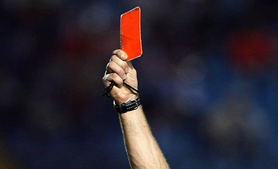 Suspenden 25 años a futbolista en Francia por pegarle a árbitro (FOTO: AFP)