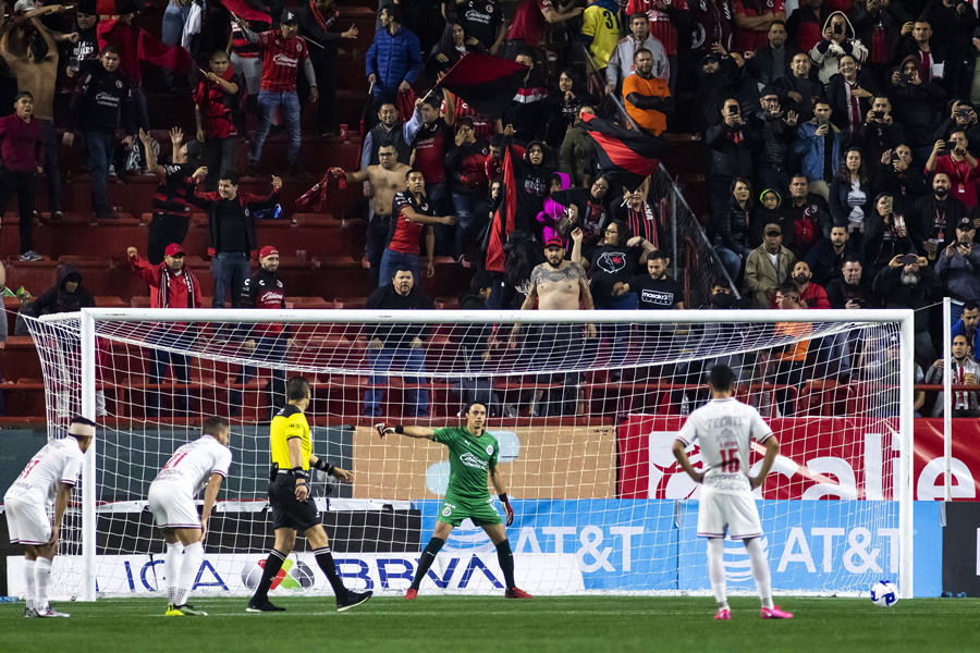 Toño Rodríguez destanteó a Bryan Angulo en el cobro. (Foto: Imago7)