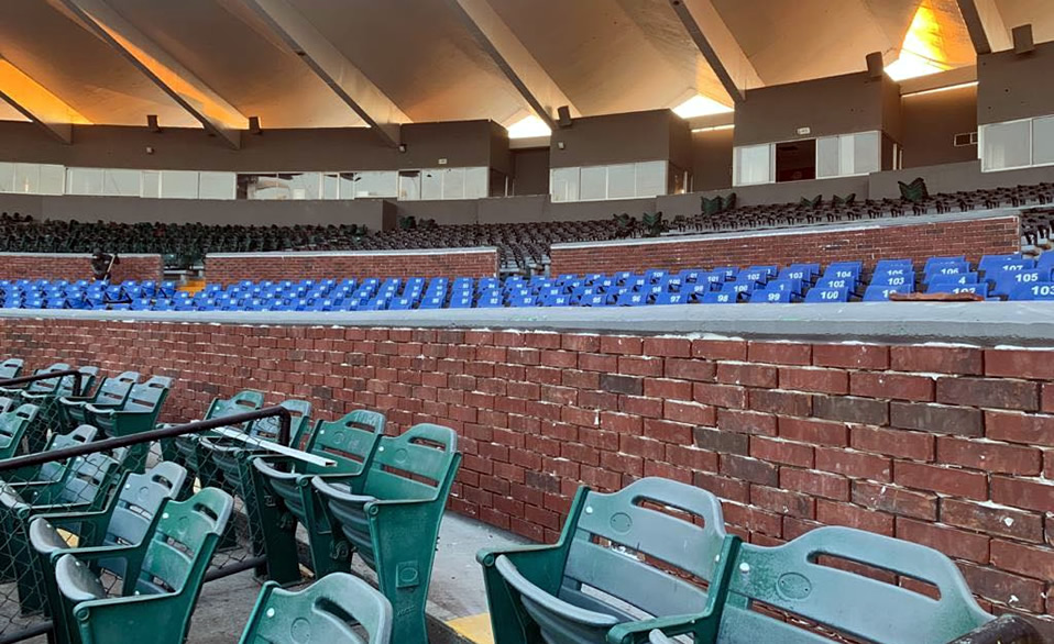 Una mirada más cercana de cómo están quedando las tribunas detrás de home