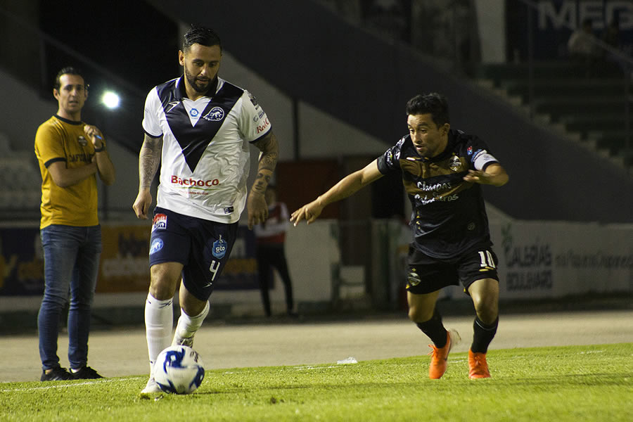 Alan Mendoza y Christian Bermúdez disputan el esférico. FOTO: Imago7.