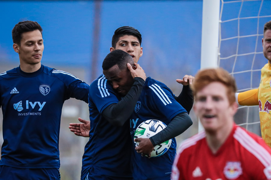 Alan Pulido generó la jugada de gol del Sporting. (Foto: @SportingKC)
