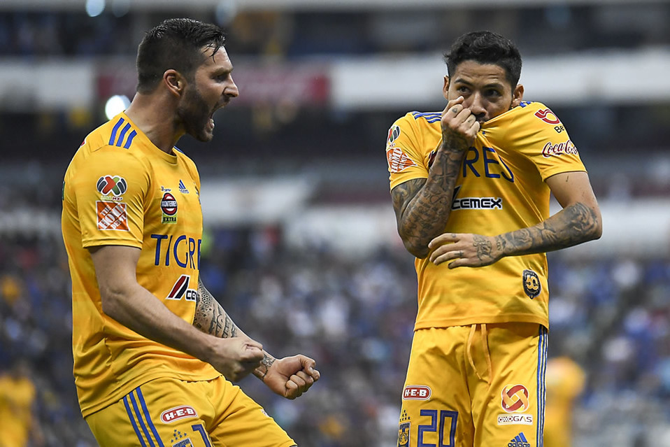Aquino besando el escudo de Tigres tras su gol a Cruz Azul (FOTO: Imago7)