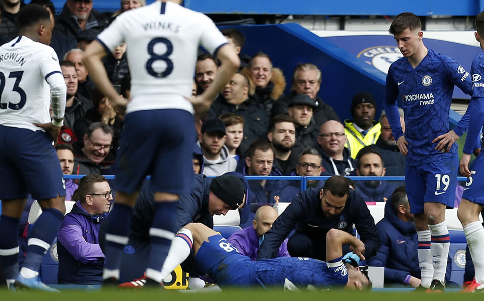 Azpilicueta pudo continuar en el campo después de la entrada. (AFP)