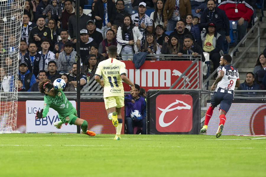Guillermo Ochoa fue la gran figura en el triunfo del América ante Rayados. (Foto: Mexsport)