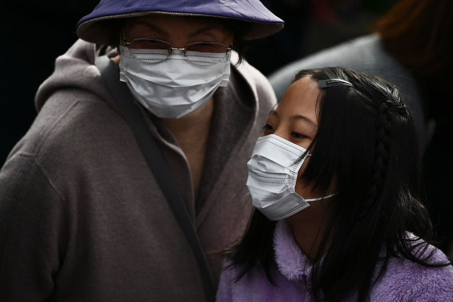 Habitantes de Japón usan mascarillas ante el COVID-19. (Foto: AFP)