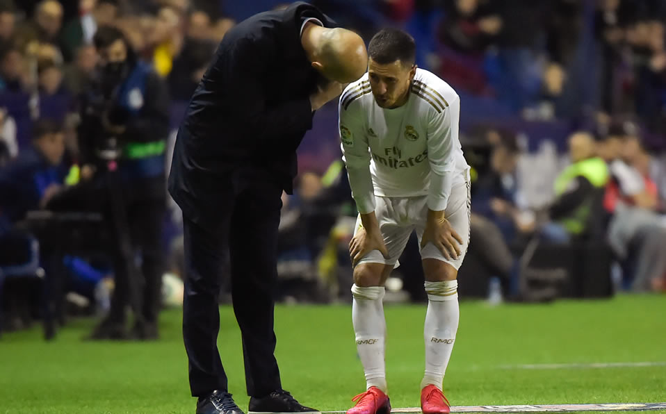 Hazard habla con Zidane tras lesionarse. Foto: AFP