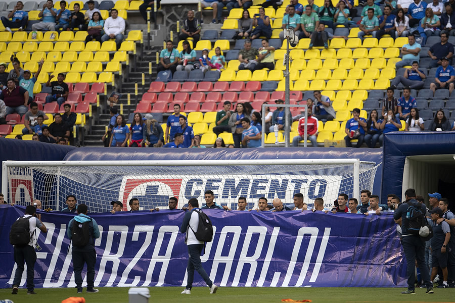 El plantel cementero mostró su apoyo al lesionado Pablo Aguilar. (Foto: Mexsport)