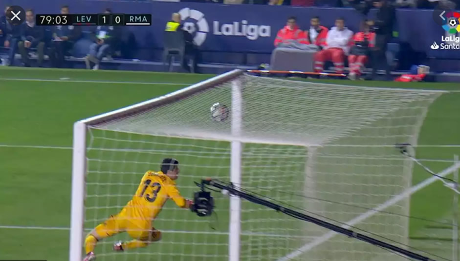 Thibaut Courtois dejó pasar el balón en el gol del levante ante el Madrid