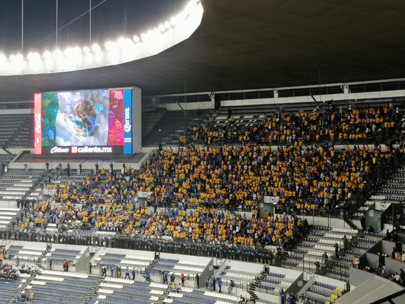 La zona de visitante del Azteca lució con grandes huecos en el duelo entre Cruz Azul y Tigres. FOTO: @_johancorona